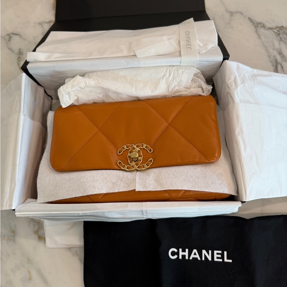 Chanel 19 Light Brown Medium - Picture 5 of 9